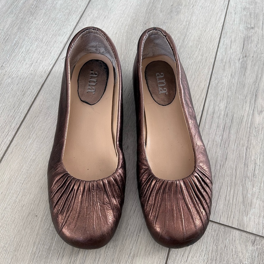 a.n.a Womens Bronze Metallic Leather Ballet Flats Size 7 Classic Comfort